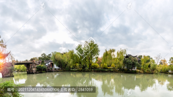 中國揚(yáng)州瘦西湖風(fēng)景區(qū)的長堤春柳