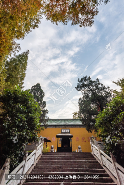 秋天揚(yáng)州瘦西湖風(fēng)景區(qū)的法海寺