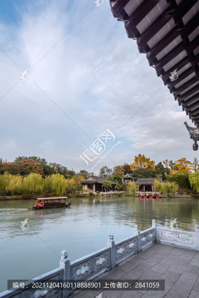 揚(yáng)州瘦西湖的游船天鵝和澄鮮水榭