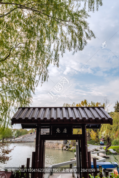 揚(yáng)州瘦西湖的梟莊和游船碼頭