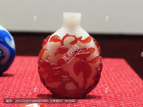 雪花地套紅玻璃福壽花卉紋鼻煙壺