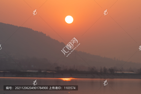 航拍濟(jì)南臥虎山水庫日出