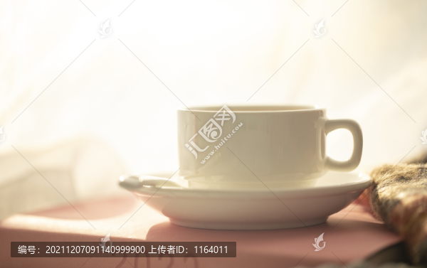陽(yáng)臺(tái)陽(yáng)光下的咖啡