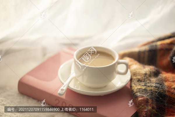 陽臺陽光下的咖啡