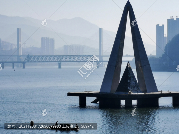 湖畔行舟