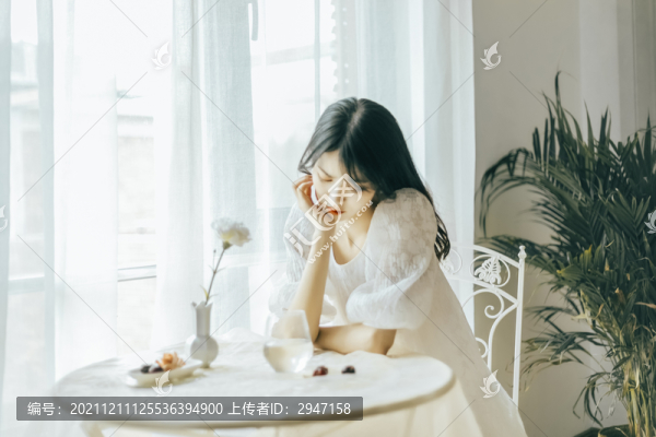 室內穿著白色連衣裙的女孩
