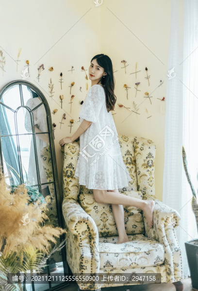 室內(nèi)穿著白色連衣裙的女孩