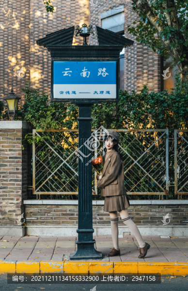 路牌下捧著花束的女孩