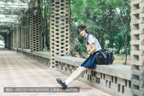 公園里穿著JK水手服的女孩