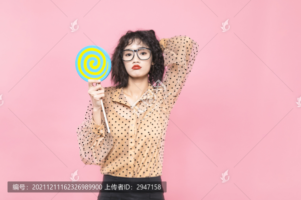 青春靚麗的女性彩色棚拍照