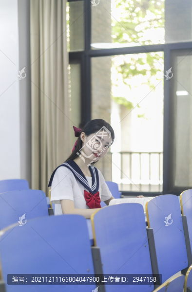 教室里穿著JK制服的女孩