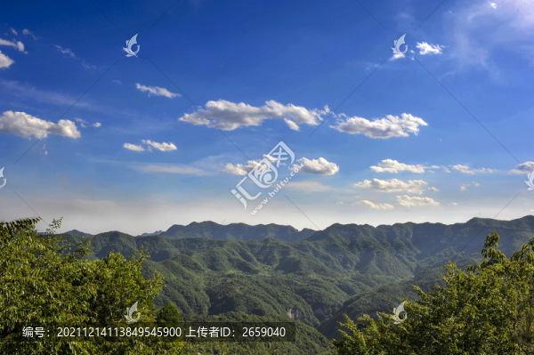陽光直射的遠山