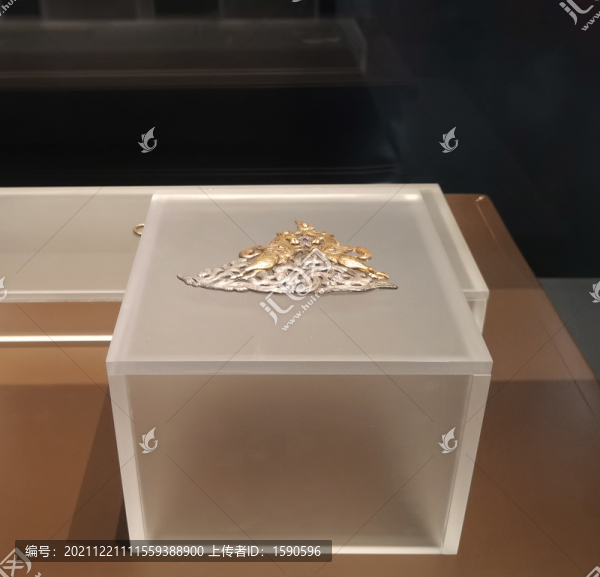 鎏金翼馬紋銀飾片