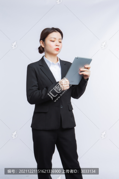 站著看平板工作的商務人士