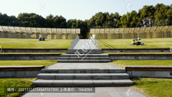 世紀(jì)公園晴天草坪景色