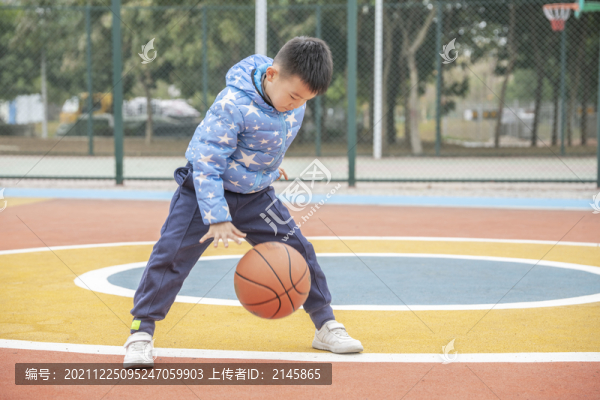 學(xué)校操場(chǎng)上打籃球的小男孩