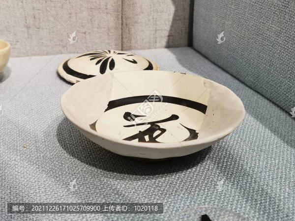 白地花字盞