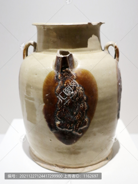 長(zhǎng)沙窯青釉褐斑貼塑執(zhí)壺