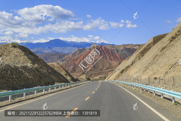 新疆山區(qū)公路