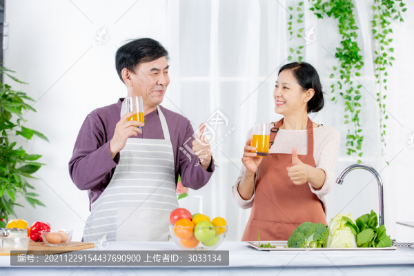 在家做飯聊天的夫妻