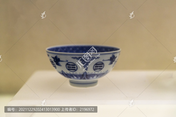 清嘉慶青花八卦云鶴碗