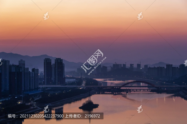黎明時(shí)的城市風(fēng)光