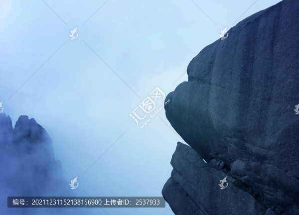 云霧繚繞懸崖峭壁風(fēng)景