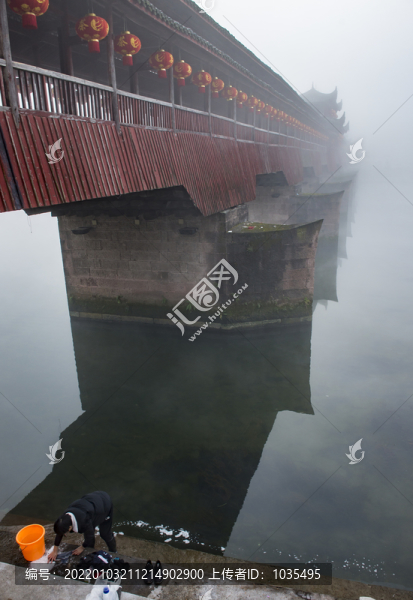 霧中的廊橋