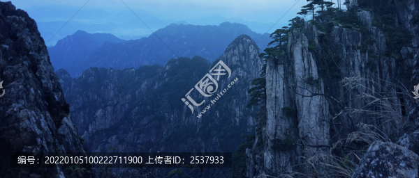 戶外連綿不絕的山峰風(fēng)景圖片