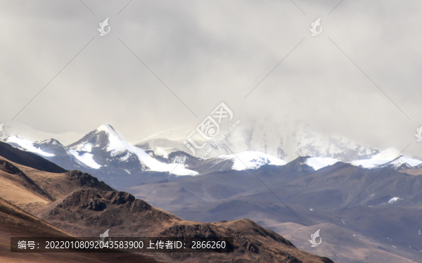 霧罩雪山