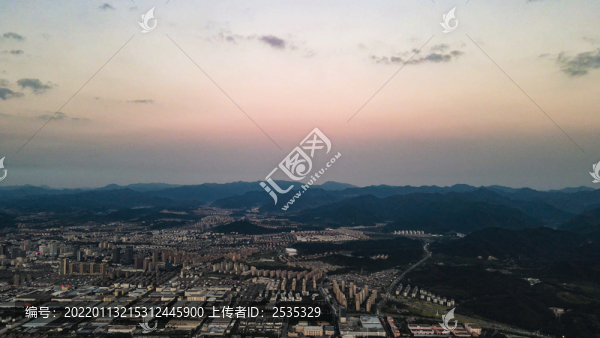 安吉航拍城市市區(qū)云彩晚霞