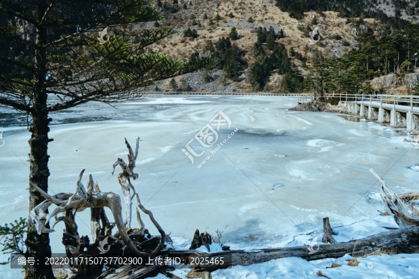 螺髻山大海子冰湖