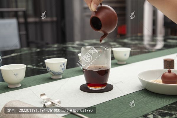 茶藝師在倒茶