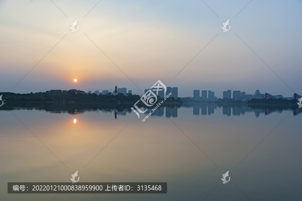 夕陽(yáng)下的東莞松山湖風(fēng)景