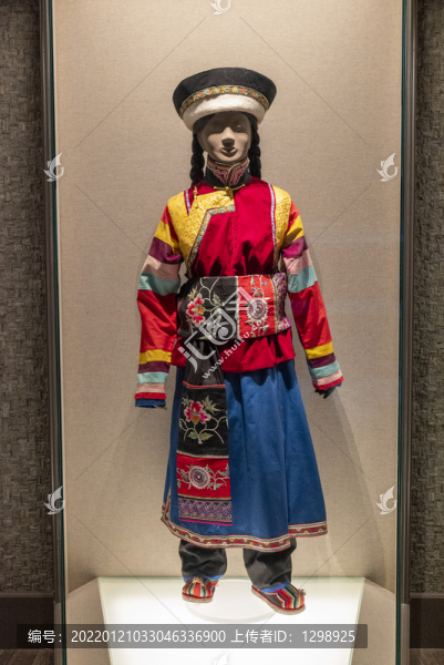 土族繡花鑲邊女服