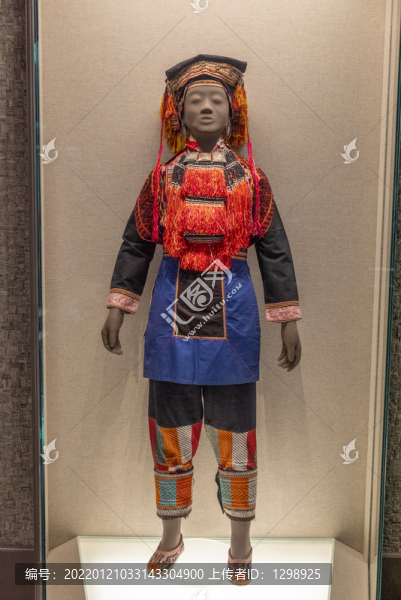 瑤族挑花銀飾女服