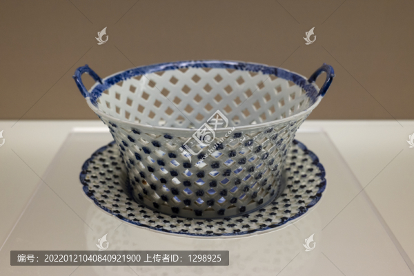 青花鏤空果籃托盤瓷器