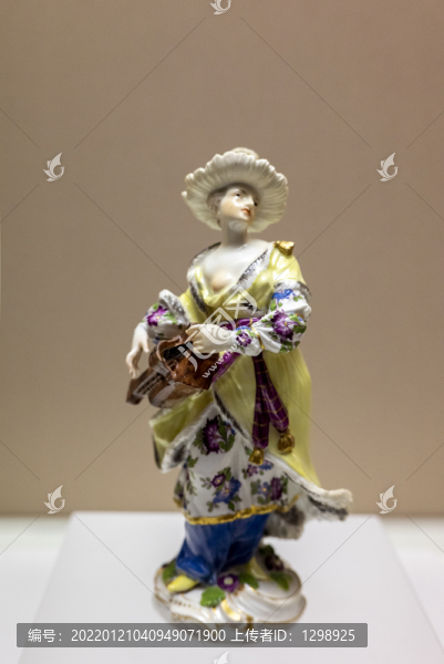 彩繪中國女樂師像