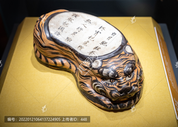 黃釉黑彩題詩(shī)虎枕