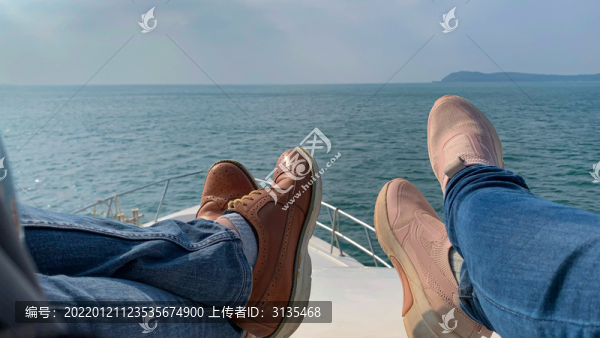 坐在游艇上開海的情侶
