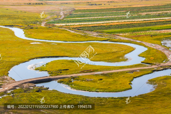 草原河流