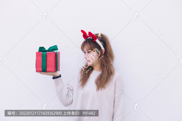 節(jié)日里拿著禮物的美少女