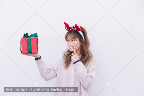 節(jié)日里拿著禮物的美少女