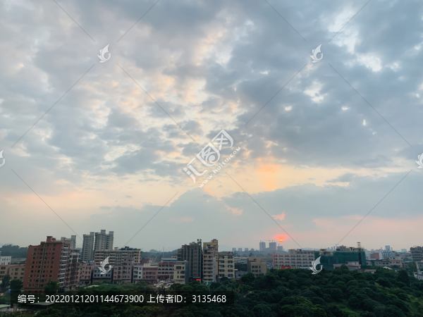 夕陽(yáng)邊的城鎮(zhèn)