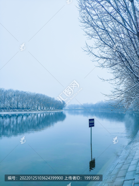 有雪的河邊
