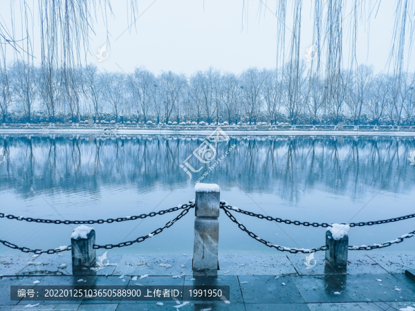 下雪的湖邊