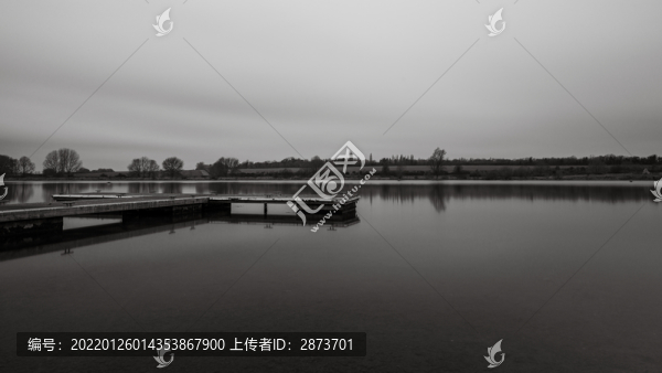 靜謐湖面