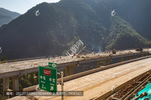 昆楚大新高速建設(shè)