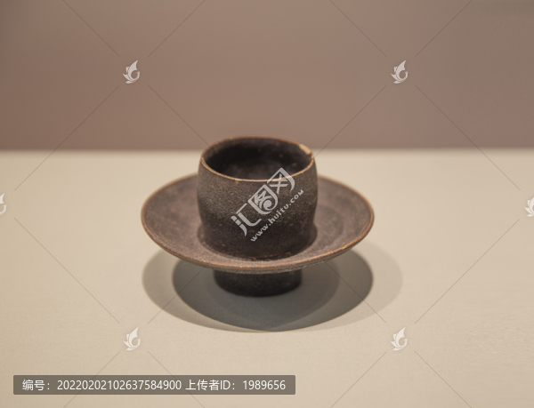 宋吉州窯黑釉產(chǎn)瓷盞托