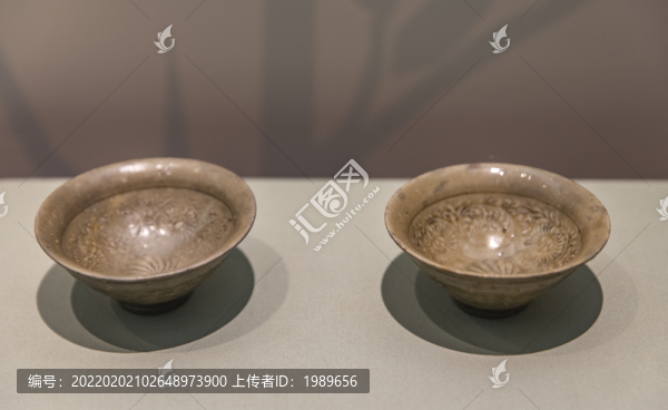 宋黃巖窯印花纏枝菊紋瓷盞